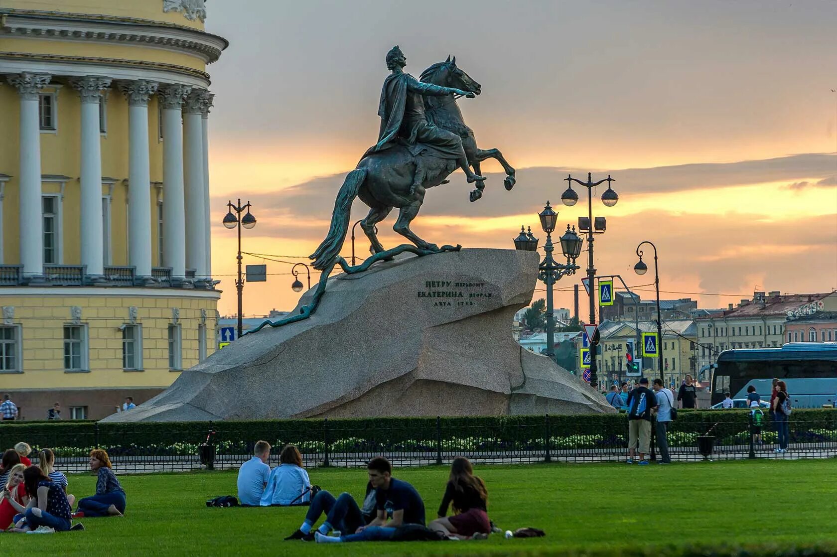 Санкт петербург 10 1. Медный всадник в Санкт-Петербурге. Медный всадник памятник. 8. Памятник «медный всадник» — Санкт-Петербург. Санкт Петербург Эстетика медный всадник.