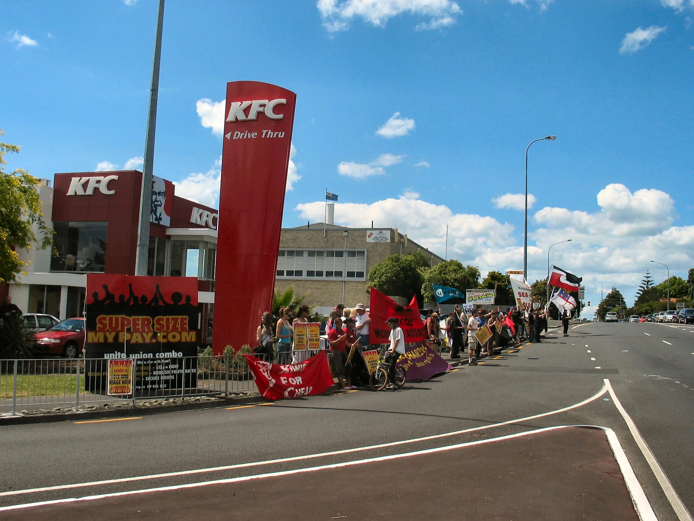 Kfc междуреченск. Кфс в турции. завод kfc. kfc ресторан. рынок кфс.