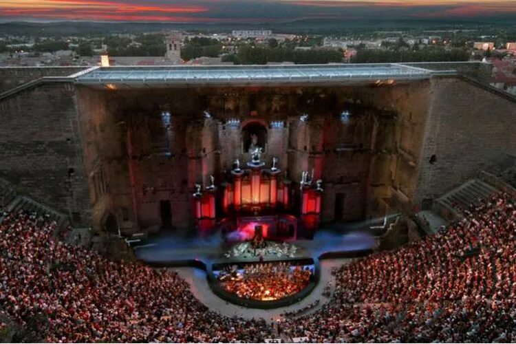 Le theatre. Франция оранж античный театр. Античный театр в Араузионе. Театр в Араузионе оранж. Оранж Франция амфитеатр.