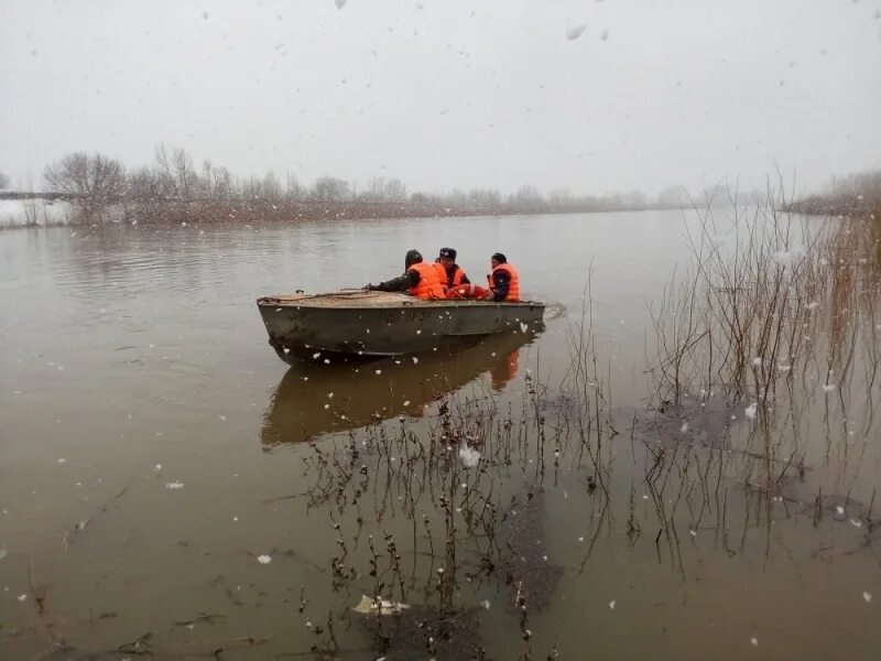 Воробьёвская переправа калуга. В одной лодке. Переправа на лодке. Катеры на реке ока. Переправа на лодке.
