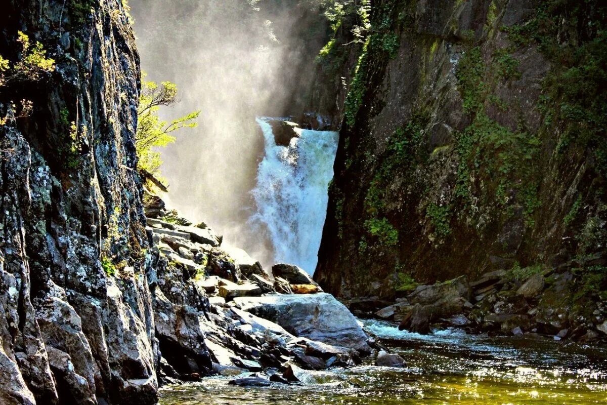 Водопады на телецком. Киште водопад горный Алтай. Корбу водопад горный Алтай. Водопад Корбу на Телецком озере. Водопад ЭСТЮБА на Телецком озере.