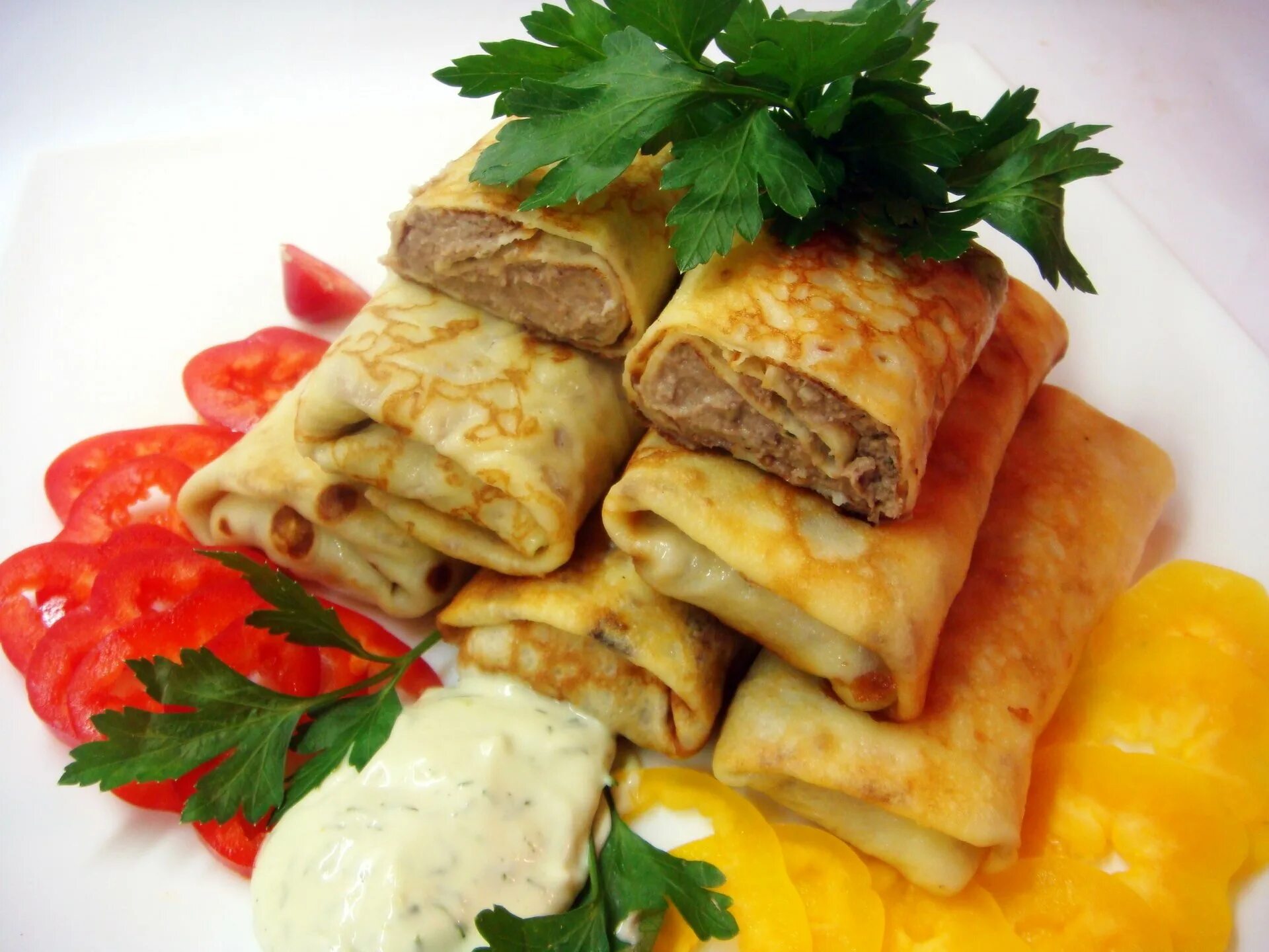 Блинчики фаршированные яблоками. Блины с начинкой. Блинчики с печенкой. Блины фаршированные печенью. Фото блинчиков фаршированных.