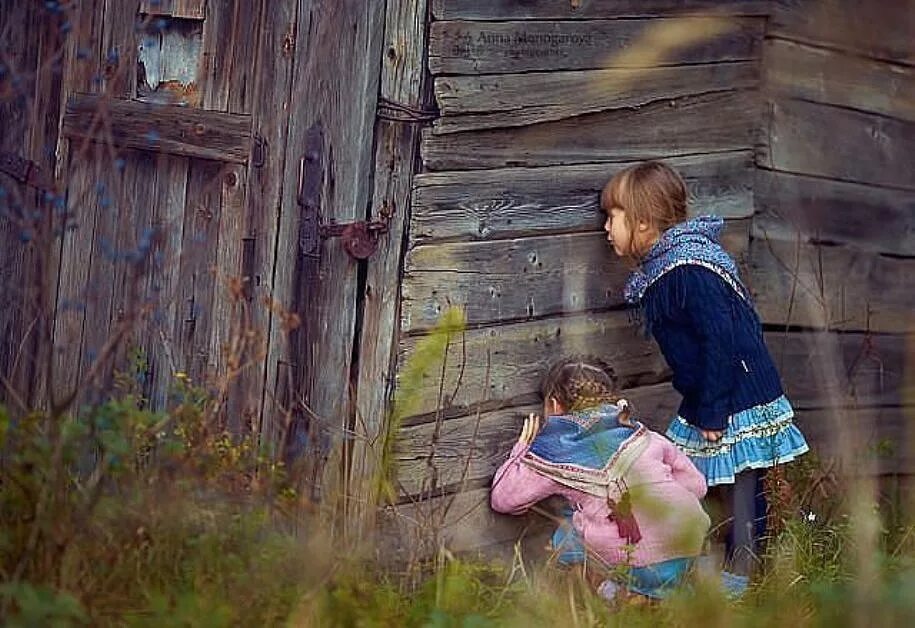 Подглядывание истории. Маленькая деревенская девочка. Девочка в деревне. Мама с ребенком в деревне. Деревенские щели.