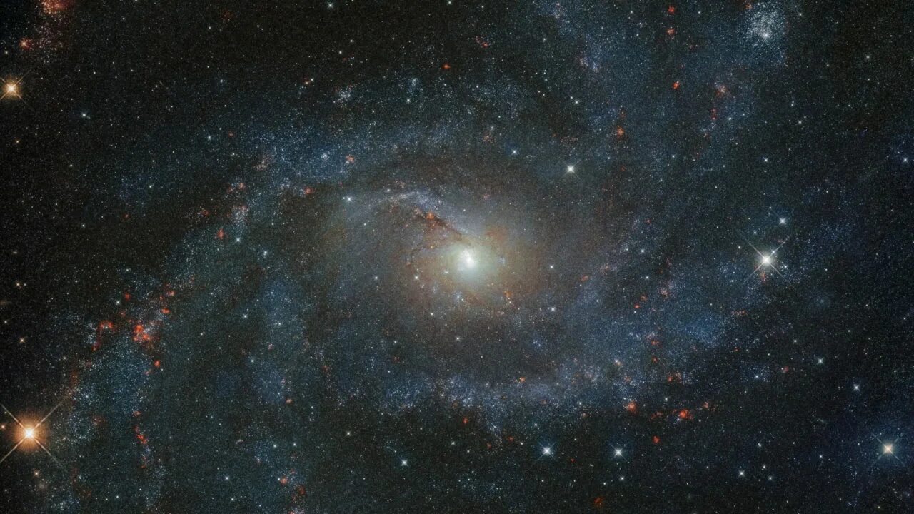 Где находится хаббл. Галактика ngc 6946. спиральная галактика m77.. галактика хаббл квазар. галактика фейерверк ngc 6946.