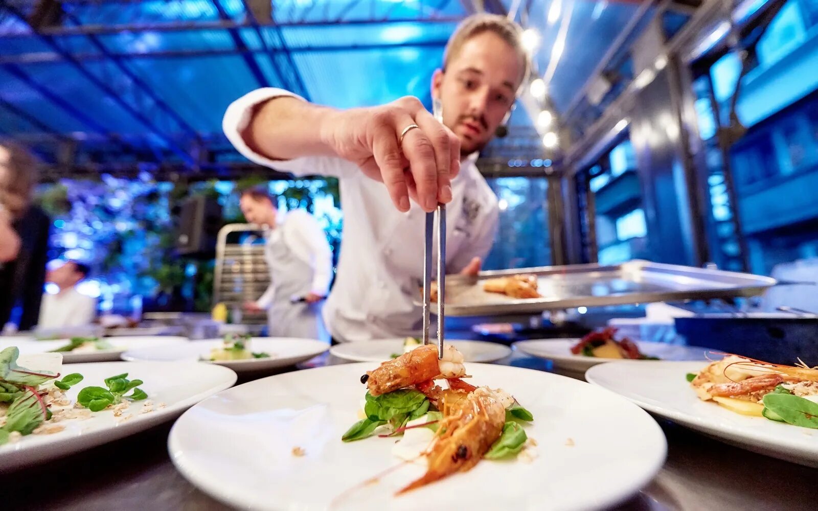 Artest chefs ресторан. Повар в ресторане. ресторан шеф тейбл. шеф-повар. chef&#039;s table кафе-ресторан.