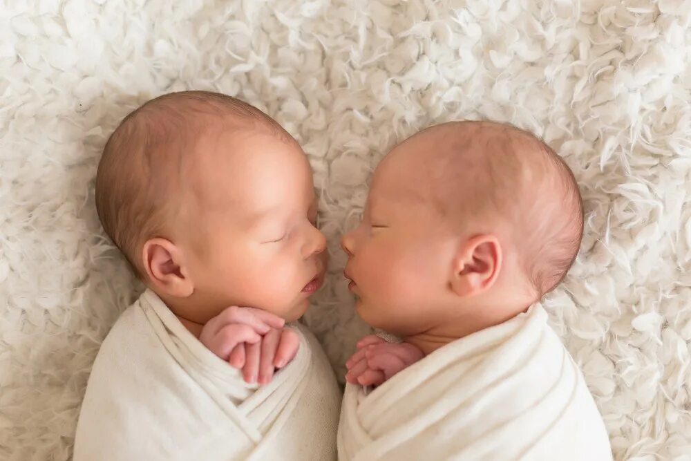 Родились двойняшки. Близнецы обнимаются. Двойняшки беременность. Жизнь с двойняшками. С новорожденным двойняшек маму.