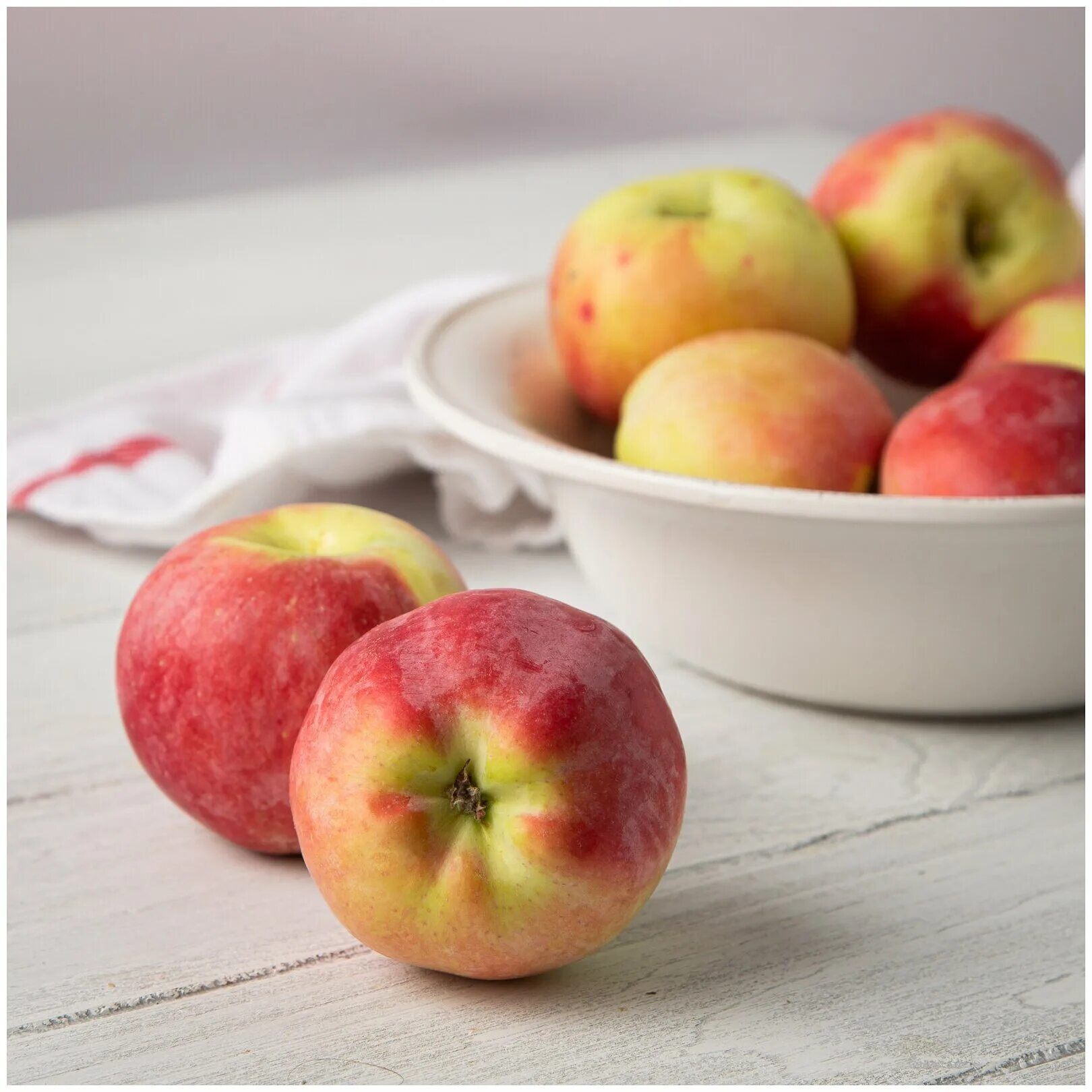 яблоко сезонное сорт. сорт яблони новый урожай. яблоки фуджи. спелые яблоки. мелкие яблоки новый урожай купить.