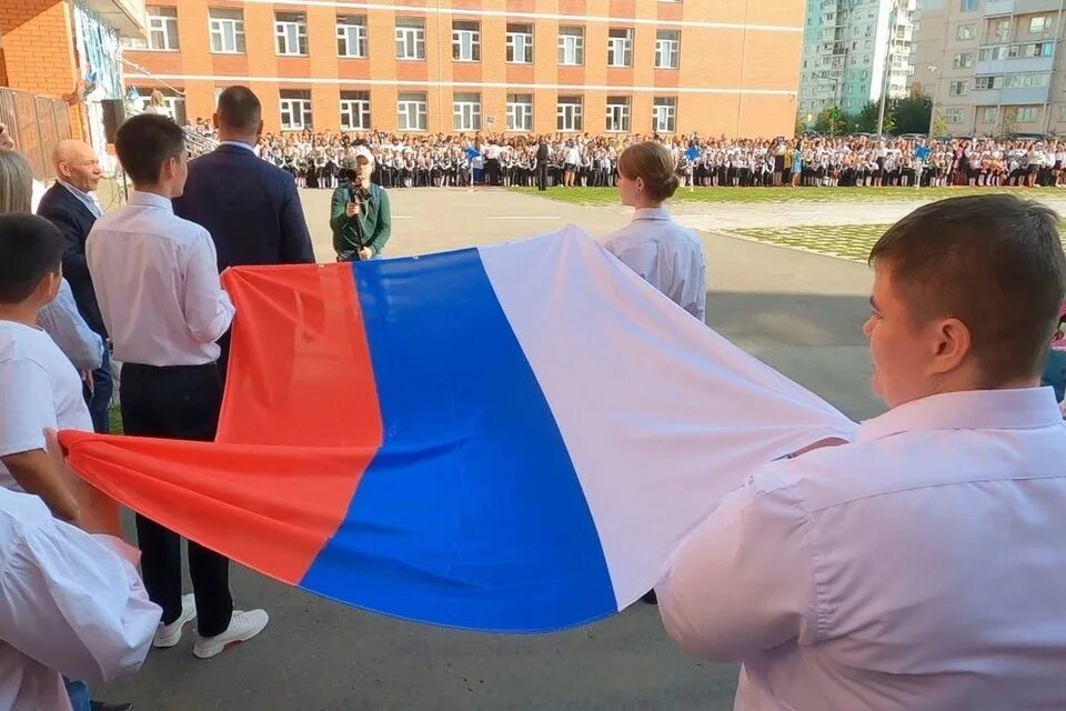 Знамена выносятся. Вынос Знамени в школе. Поднятие флага в школе. Вынос флага в школе. Подъем флага в школе.