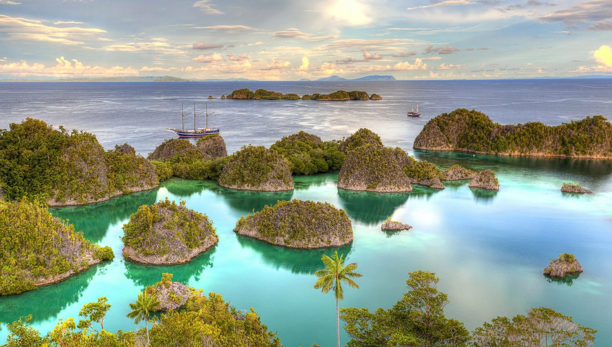 Страны занимающие тысячи островов. Раджа Ампат Индонезия. Заповедник Раджа Ампат. Раджа Ампат Индонезия фото. Бали остров.