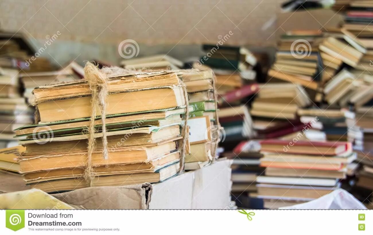 Книга лежит на парте. Разбросанные книги. Куча разбросанных книг. Разбросанные книги на полу. Много книг разбросано на полу.