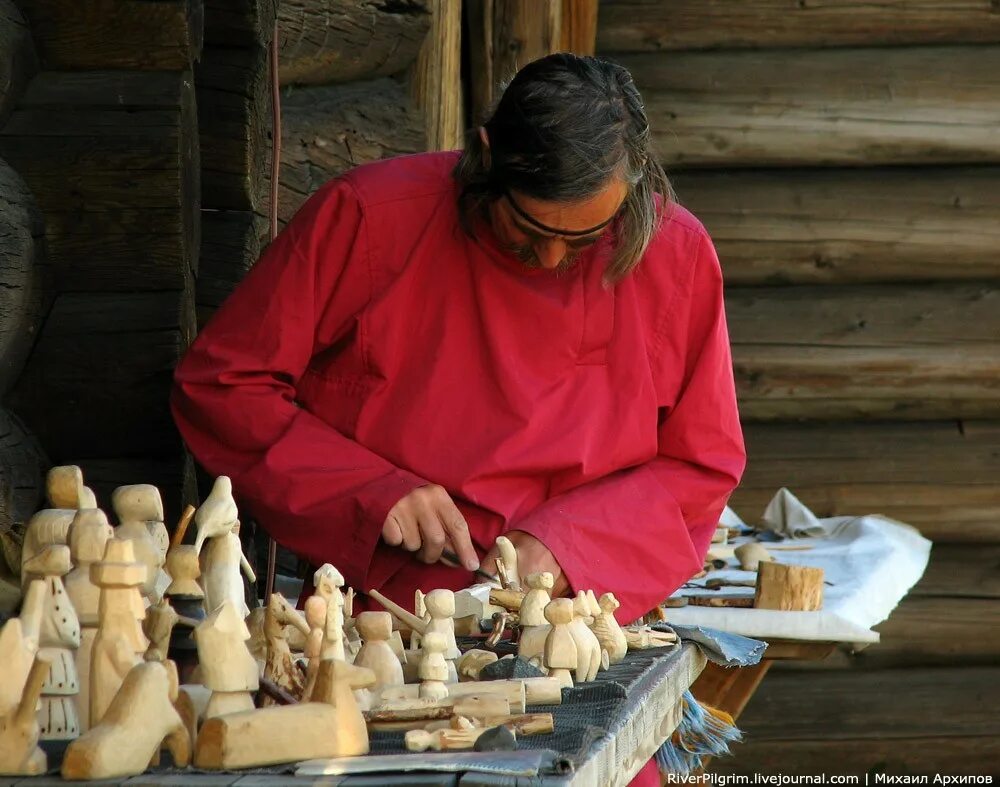 Мастера ремесленники. Кижи народный промысел. резьба по дереву ремесло. мастера народных промыслов. народные умельцы.