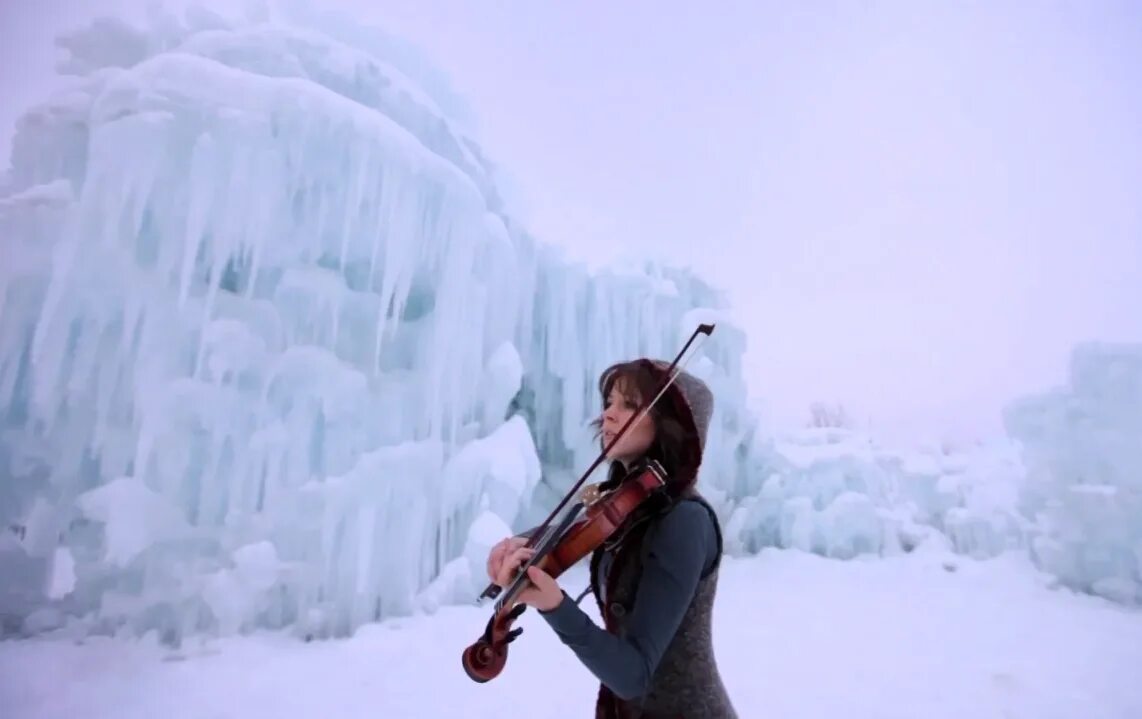 Зимне песни видео. Линдсей Стирлинг Crystallize.. Lindsey Stirling Crystallize. Линдси скрипка. Скрипка Линдси Стирлинг.