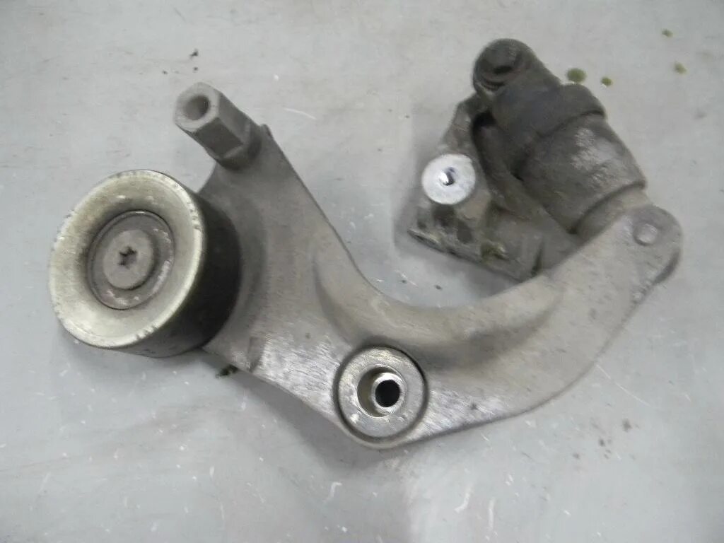 Натяжитель honda civic 4d. Натяжитель honda civic 4d. Натяжитель ремня цивик. Натяжитель ремня цивик. Ролик приводного ремня цивик 4д.