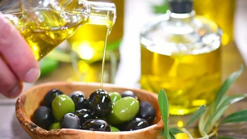 Оливковое масло на тощак. Оливковое масло. Масло оливы. Оливковое масло и маслины. Оливковое масло полезное.