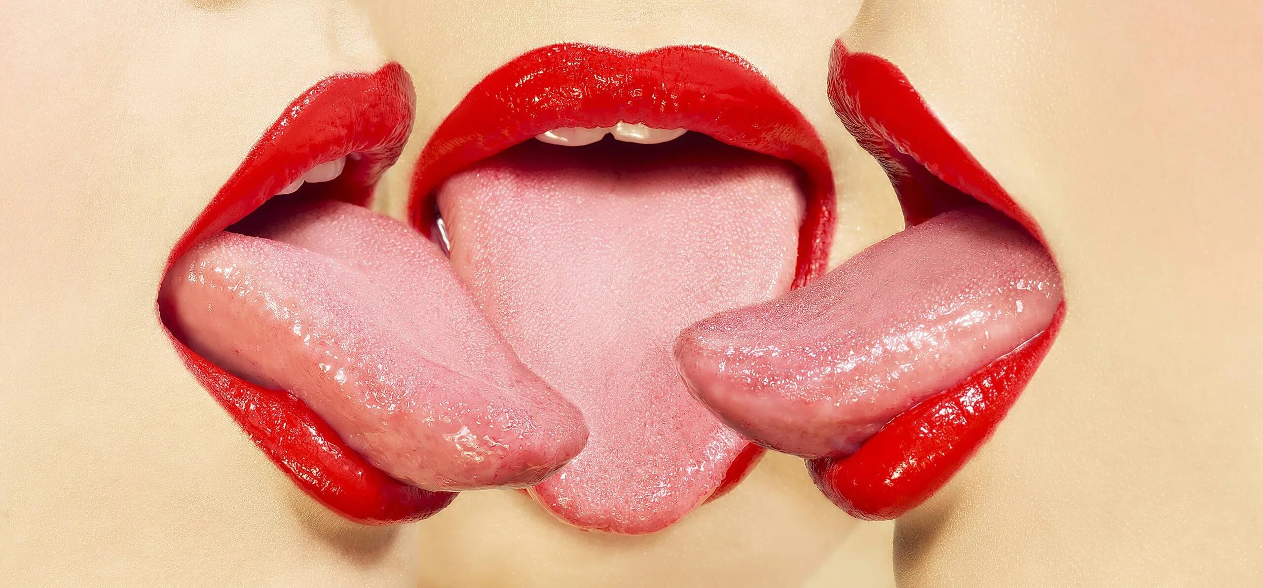 Бабам врот. Женские губы. Губы с языком. Женский поцелуй. Губки с языком.
