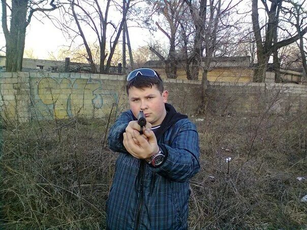 Опасный фото. Опасный пацан. Гопник с пистолетом. Опасный гопник. Опасный парень с пистолетом.