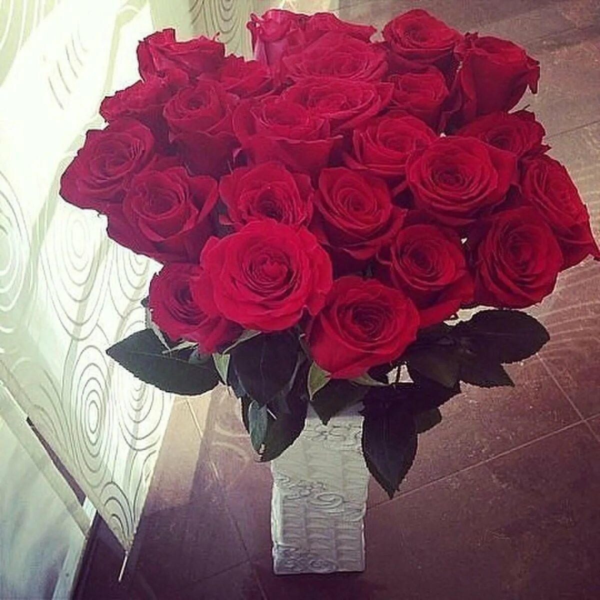 Букет цветов в руках у девушки. Реальные букеты цветов. Красивый букет в руках у девушки. Букет цветов в руках у девушки дома. Цветы букет в руках.