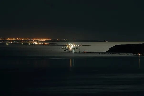 Ночная тамань. Ночной керченский пролив. море керчь ночь. тамань ночью. ночной вид на тамань.