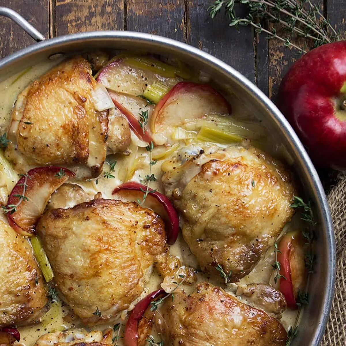 Тушить курицу в духовке. Курица запеченная с яблоками в духовке. куриная грудка с яблоками в духовке. курица тушеная с яблоками. куриное филе с яблоками в духовке.