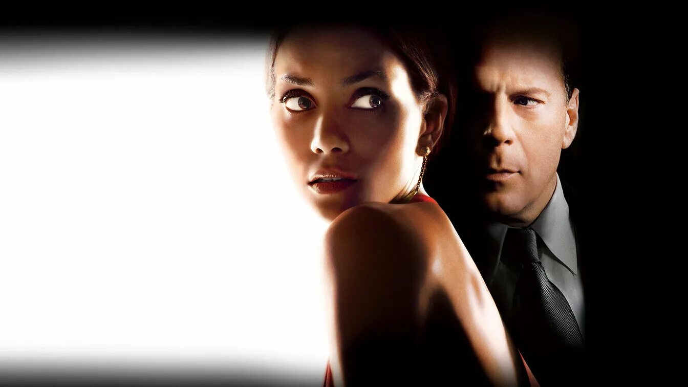 В отражении зеркал черно белое. Человек пеперд зеркалом. Отражение в зеркале. Другой человек в зеркале. Идеальный незнакомец фильм 2007.