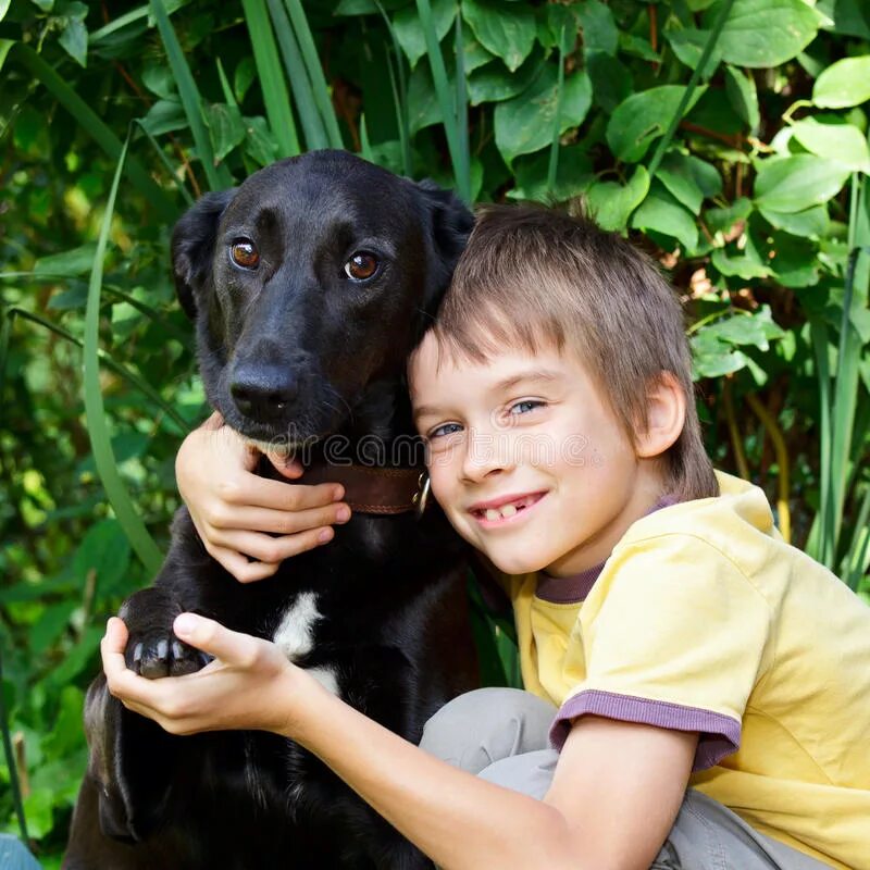 Черный пес и мальчик. Мальчик с собакой. Мальчик обнимает собаку. Собака с дворовыми детьми. Папа мальчика собака