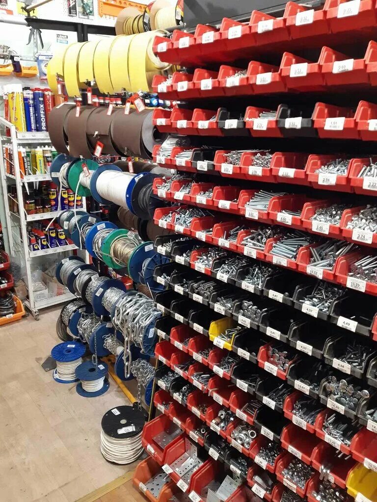 магазин крепежа. витрина строительного магазина. магазин строительного крепежа. ассортимент крепежного магазина. магазин креплений.