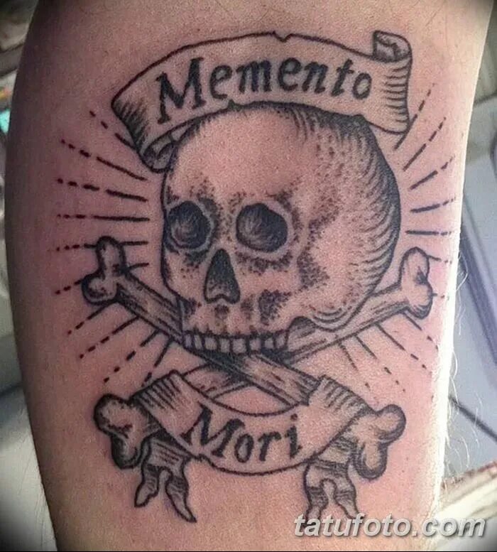 Моменте море. Что значит мементо. Моменто море тату. Тату мементо мори с косой. Тату надпись моменто море.