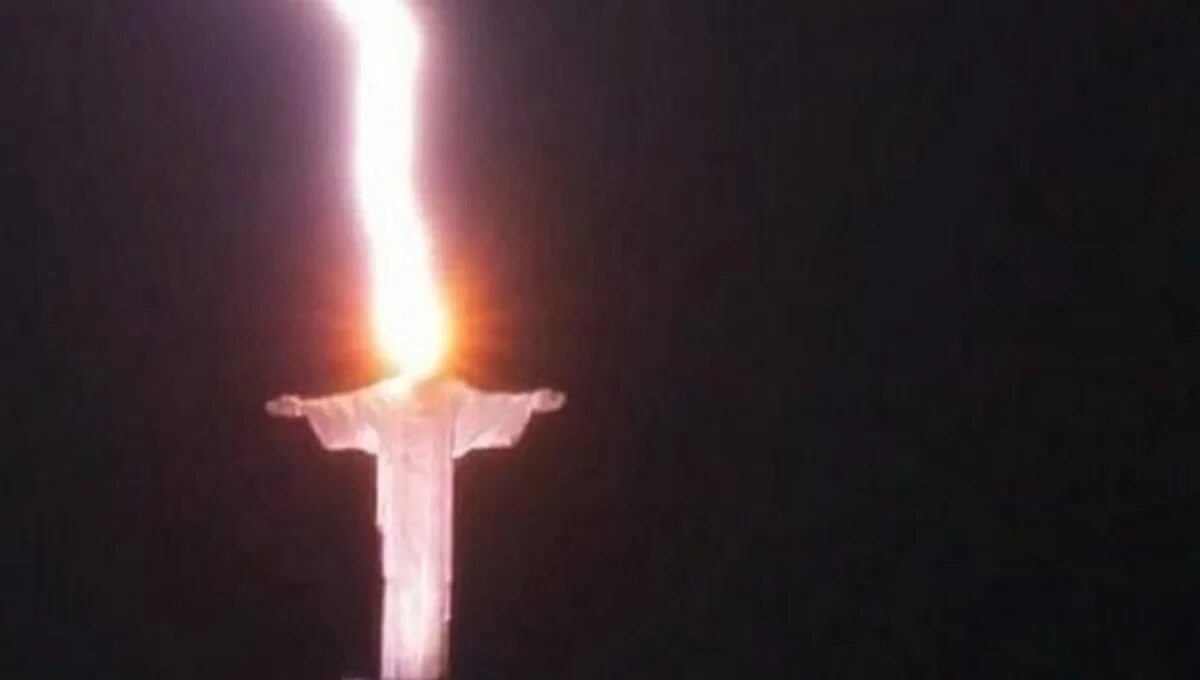Молния попала в статую свободы. Статуя Христа-Искупителя молния. Молния в статую Христа Рио де Жанейро. Молния ударила в статую Христа 2023. Удар молнии в статую Христа.