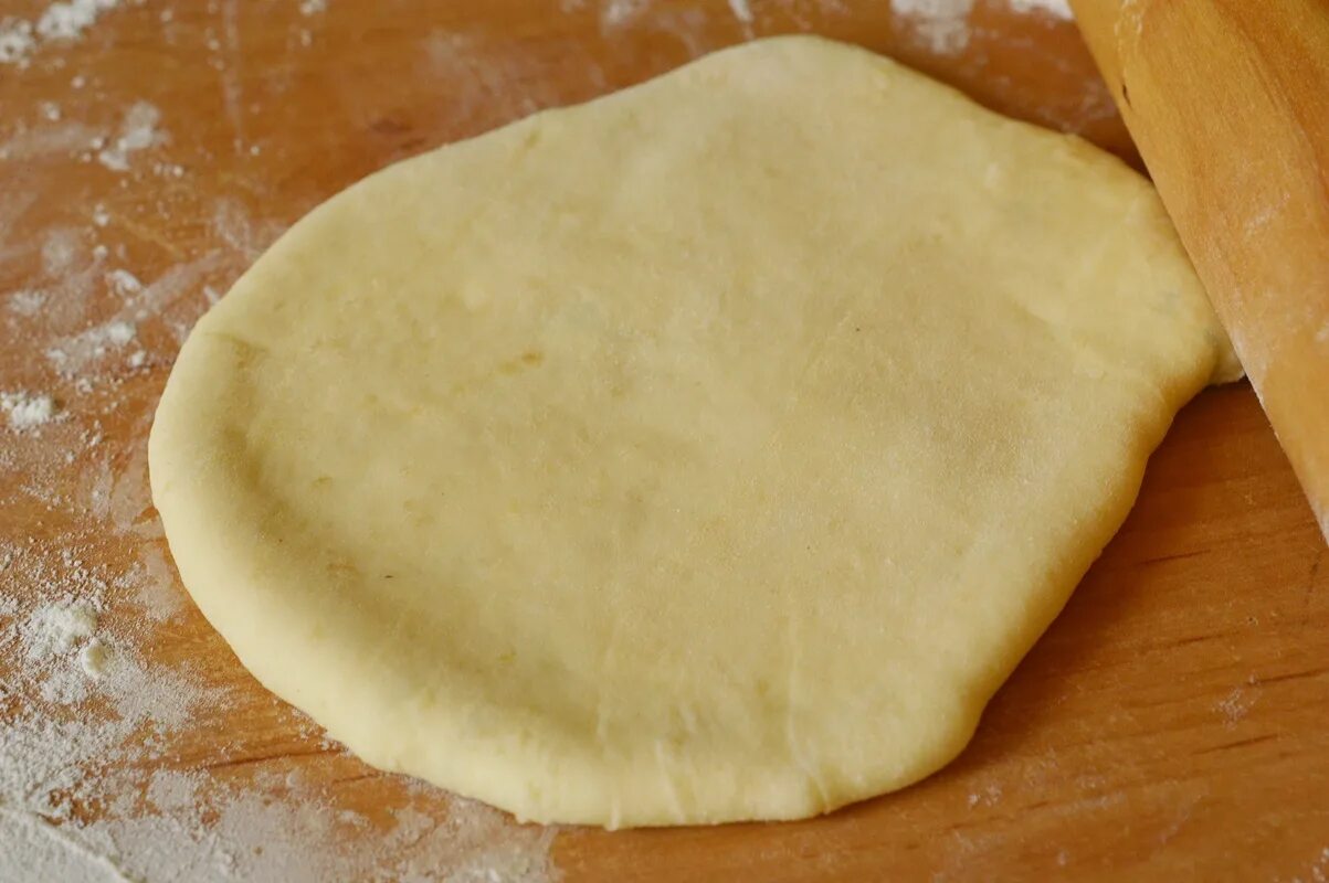 Тесто из картофельного пюре для пиццы. Лепёшки с картошкой на сковороде. Жареные лепешки на сковороде. Финские картофельные лепешкилепешки. Картофельные пирожки.