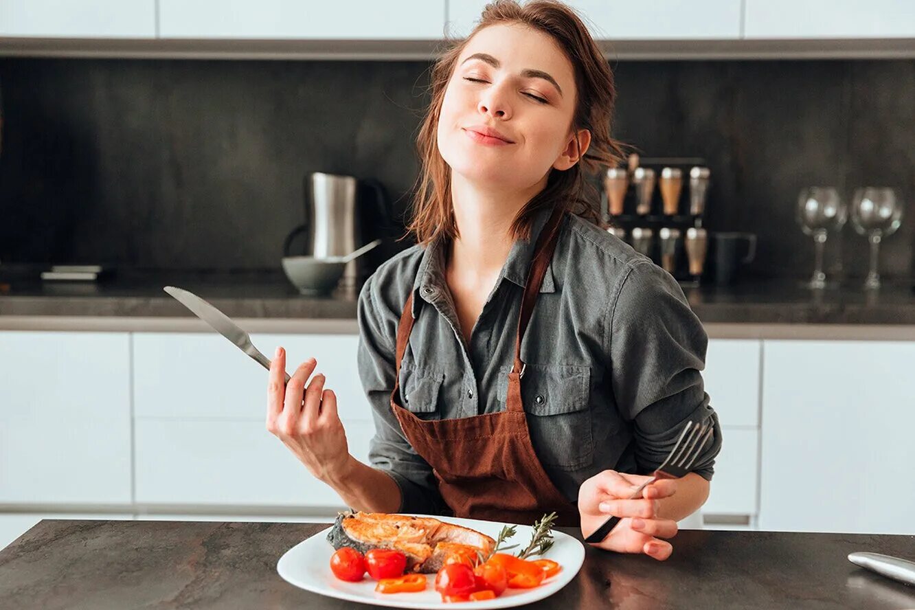 Leave the kitchen. Еда на женщине. Удовольствие от пищи. Женщина на кухне. Наслаждение едой.