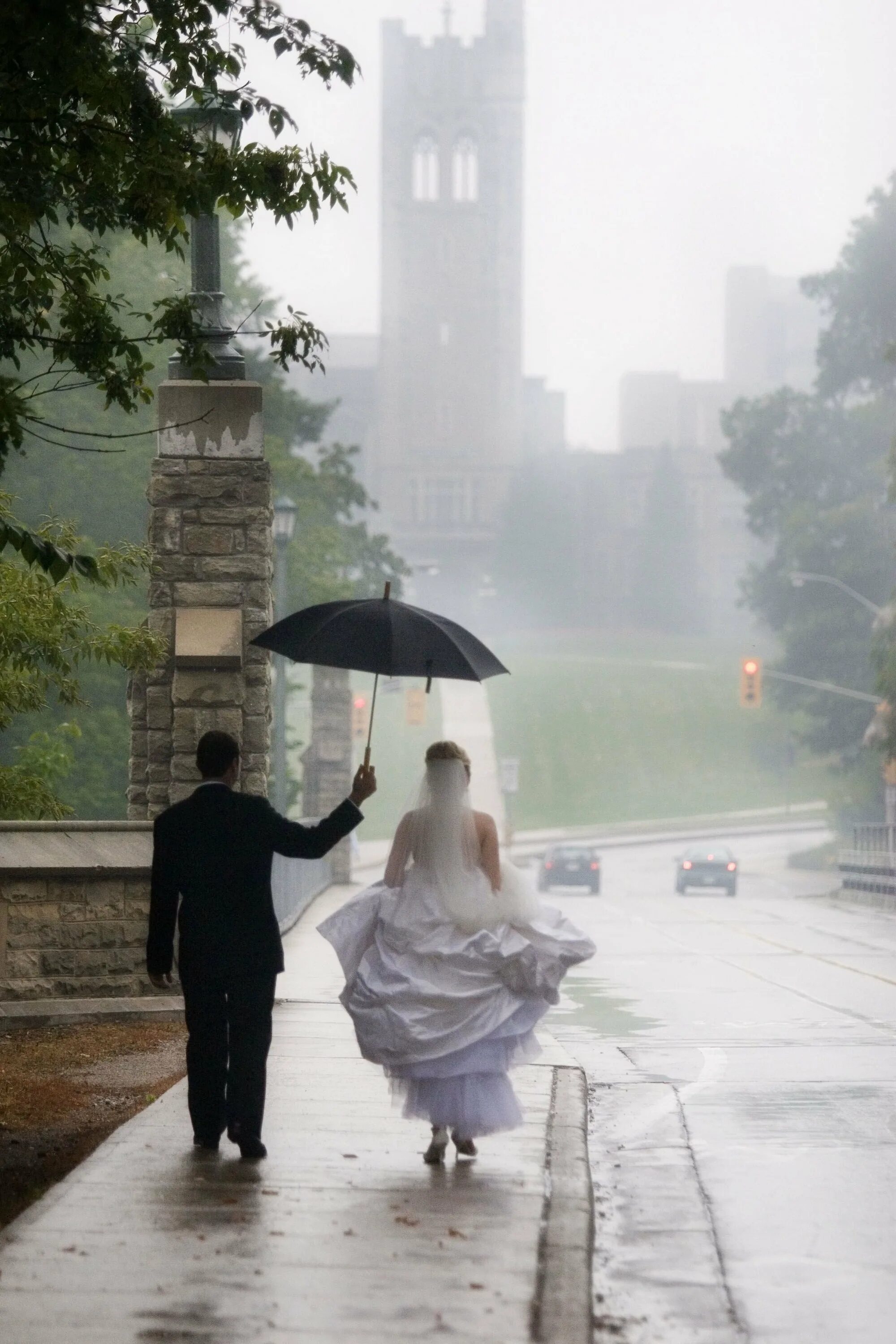 Свадебная фотосессия в дождь. Свадьба в дождь фотосессия. Свадебная фотосессия в дождик. Фотосессия в дождливую погоду.