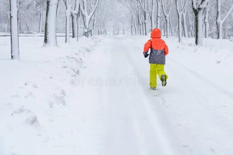 Бегущий мальчик зимой. Мальчик бежит зимой. Мальчик бежит весной картинки для детей. Бегущий мальчик зимой. Бежать по зимней дороге.