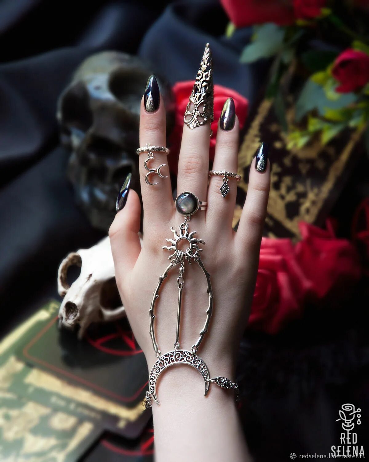 Украшение на руку. Много украшений. Кольцо готика. Украшения кольца на руках. Слейв браслет индия.