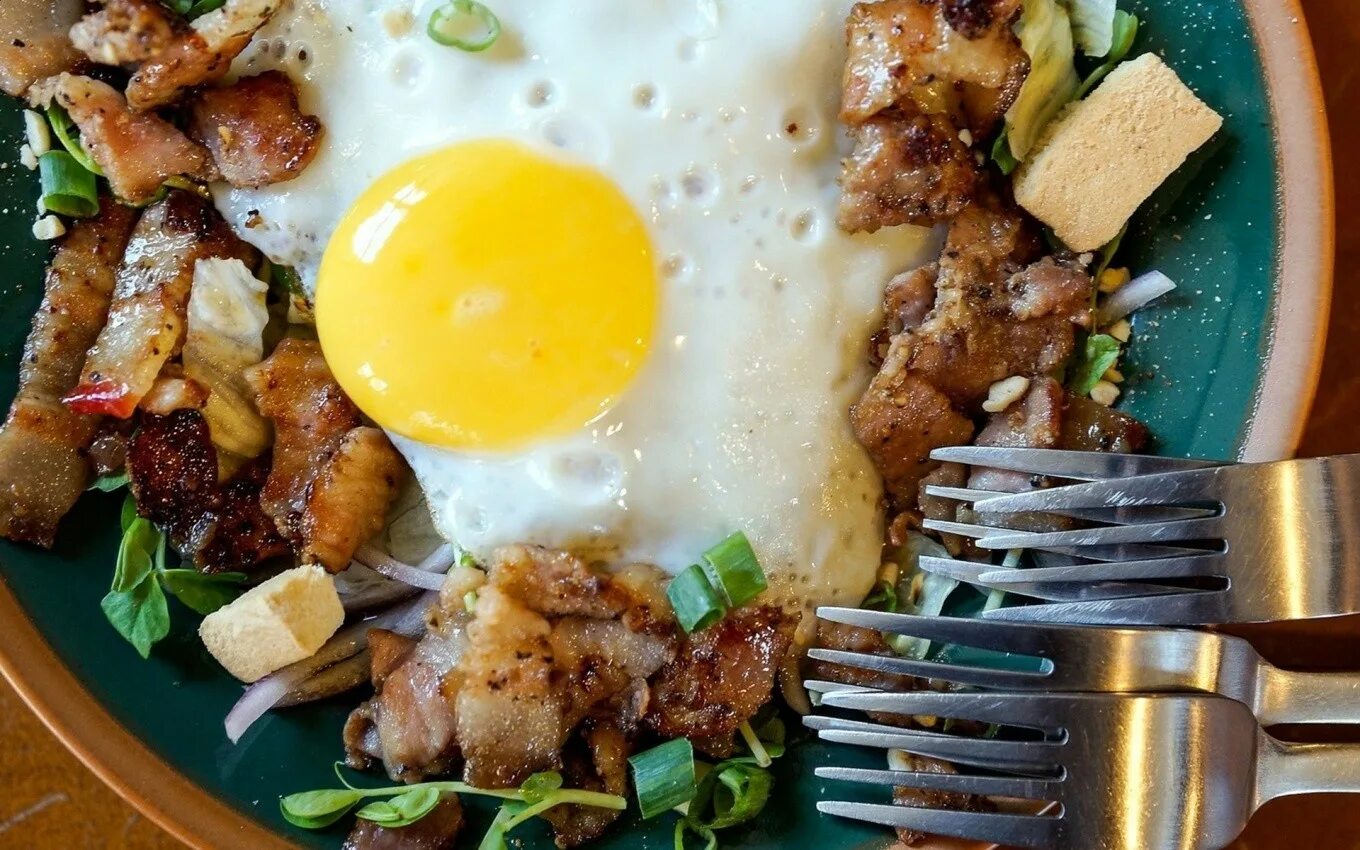 Жареный бекон с яичницей. Яйца с беконом. Яичница на сале. Яичница с салом. Яичница с беконом на сковороде.