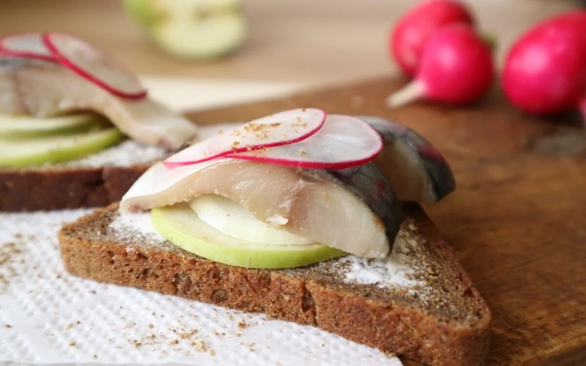 Бутерброды с копченой скумбрией. Сморреброд со скумбрией. Скумбрия закуска. Бутерброды со скумбрией. Закуска из соленой скумбрии.