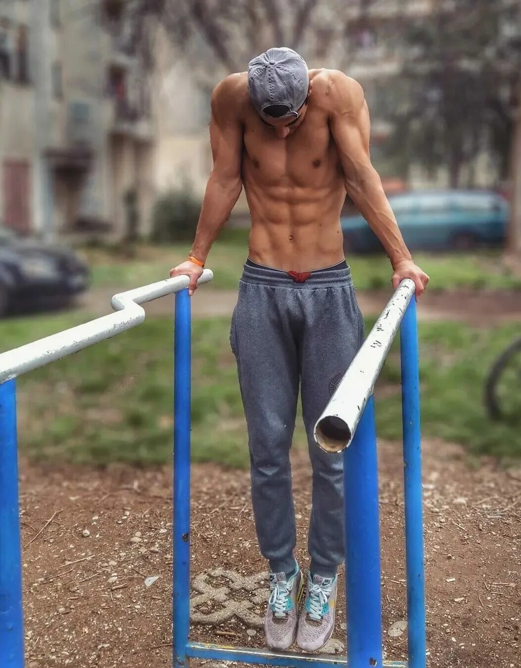 Красивые спортики. Парни в спортивках. Спортивные парни с большим. Парни в трениках. Накаченные парни в спортивках.