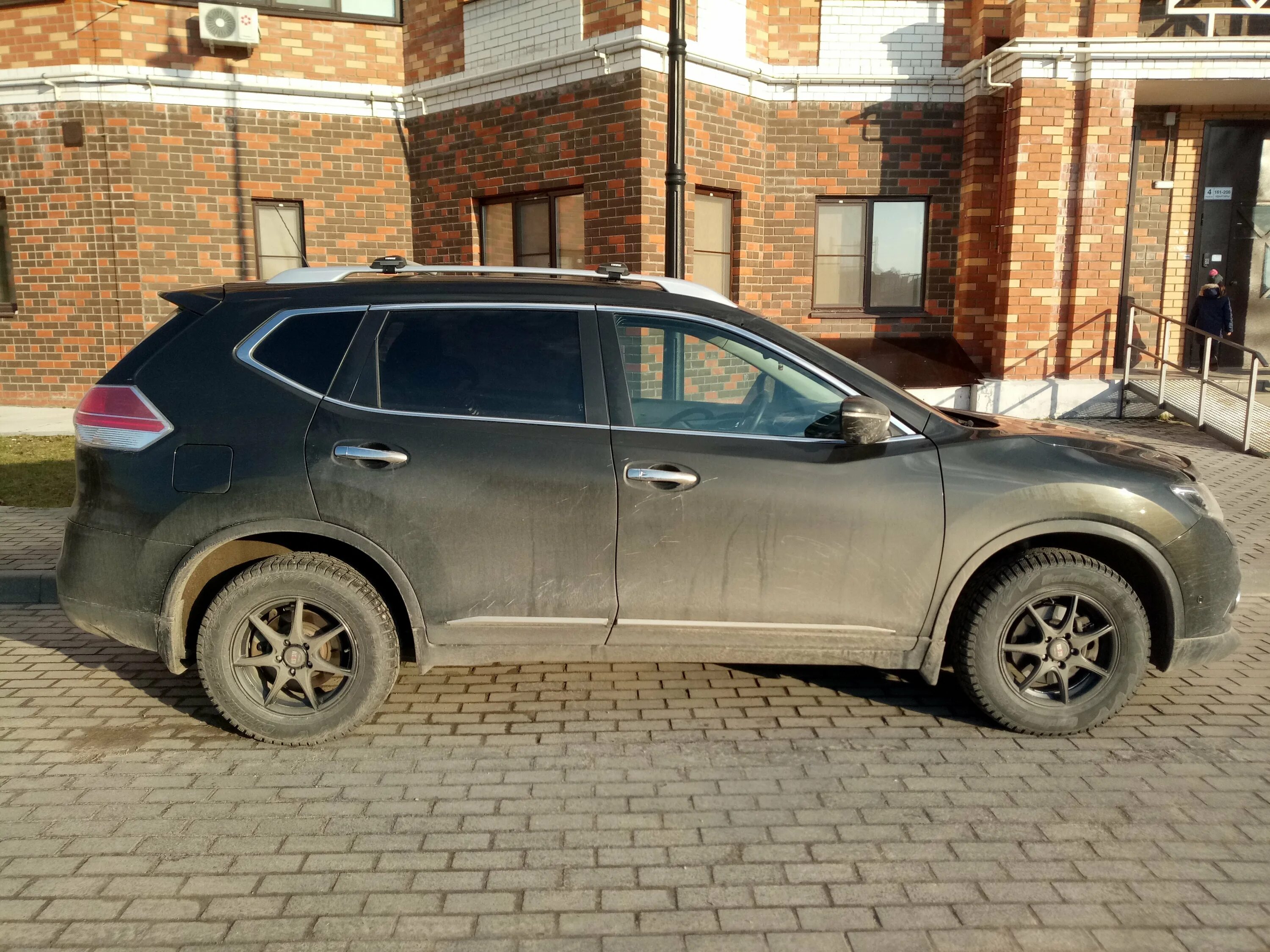 Диски для nissan x trail t32 r17. Х-трейл т32 на черном литье. X trail t32 r17. Резина икстрейл т32. Ниссан х-трейл т32 шины.