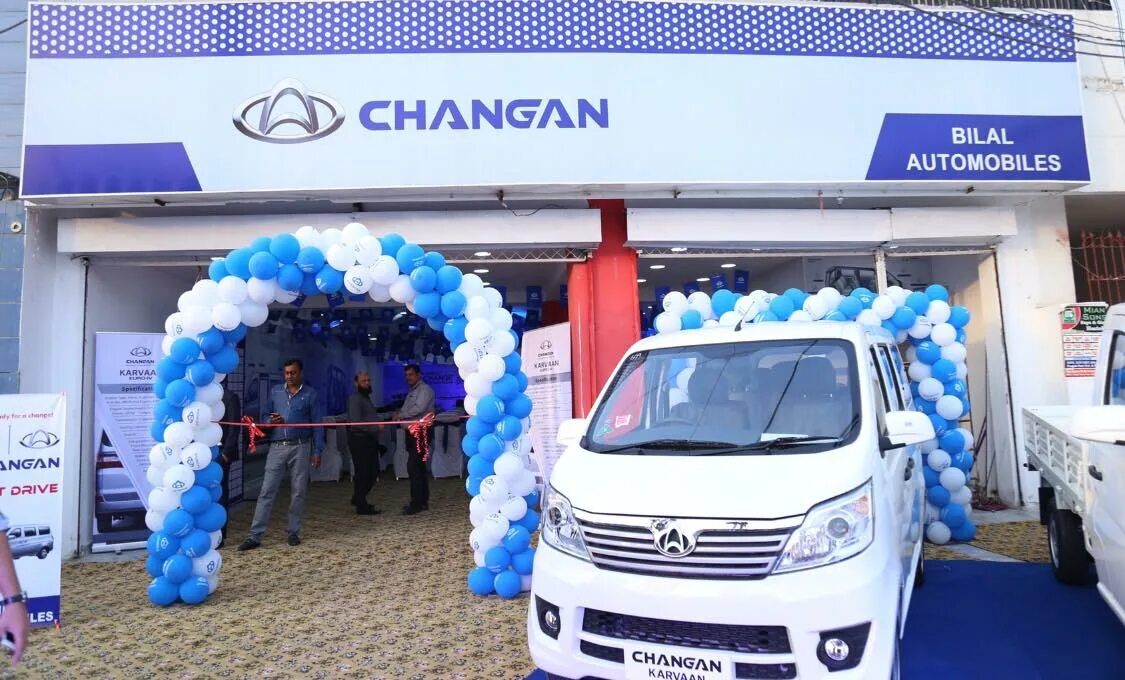 Changan автосалон. Чанъань Моторс. Changan Automobile Group автомобилестроительные компании Китая. Changan дилер фасад.