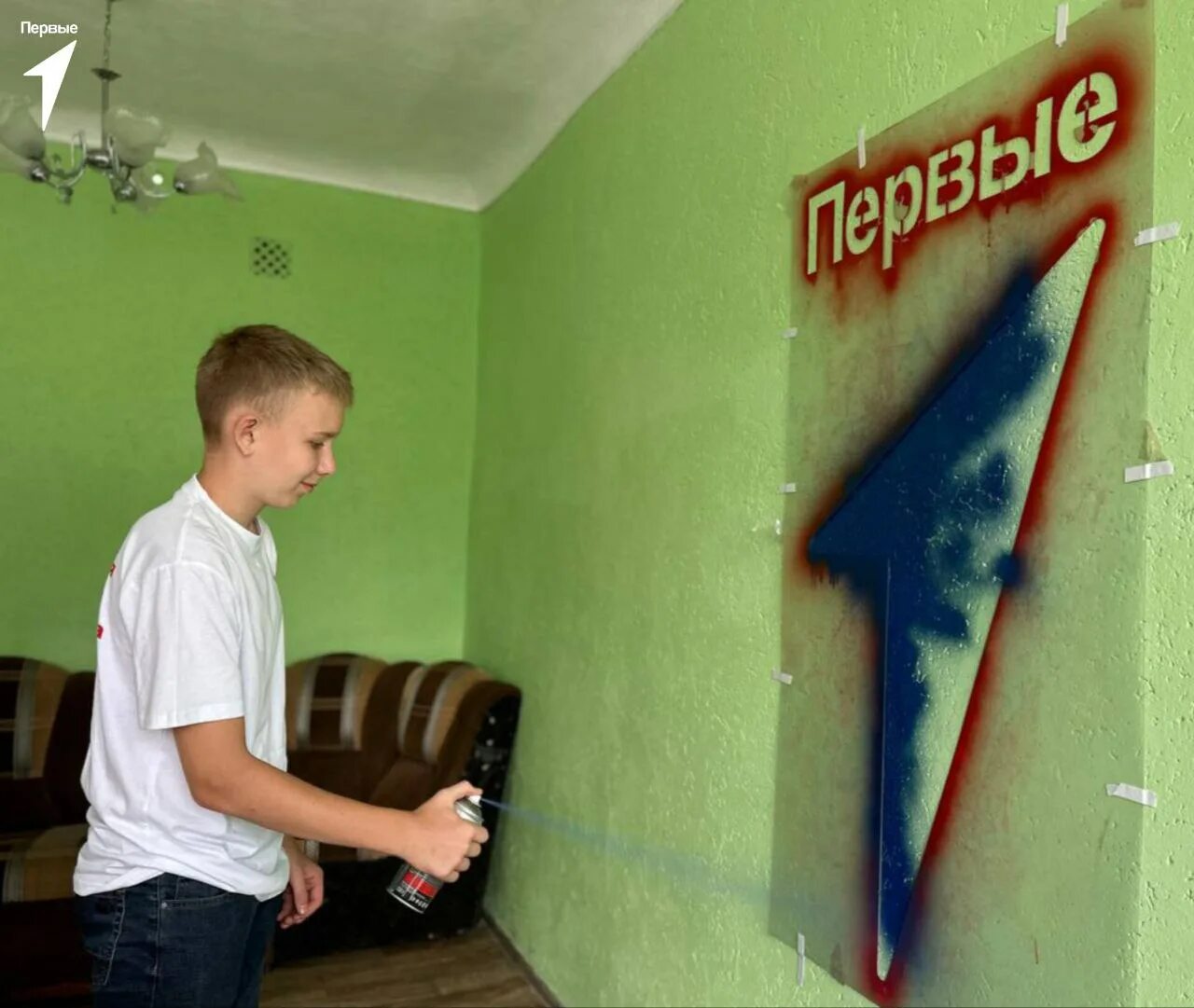 Оформление стены движение первых. Оформление школьного пространства. странная стена. стена героев в школе оформление.