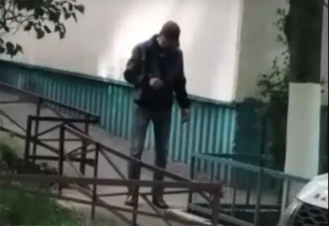 Видео мужик ходит