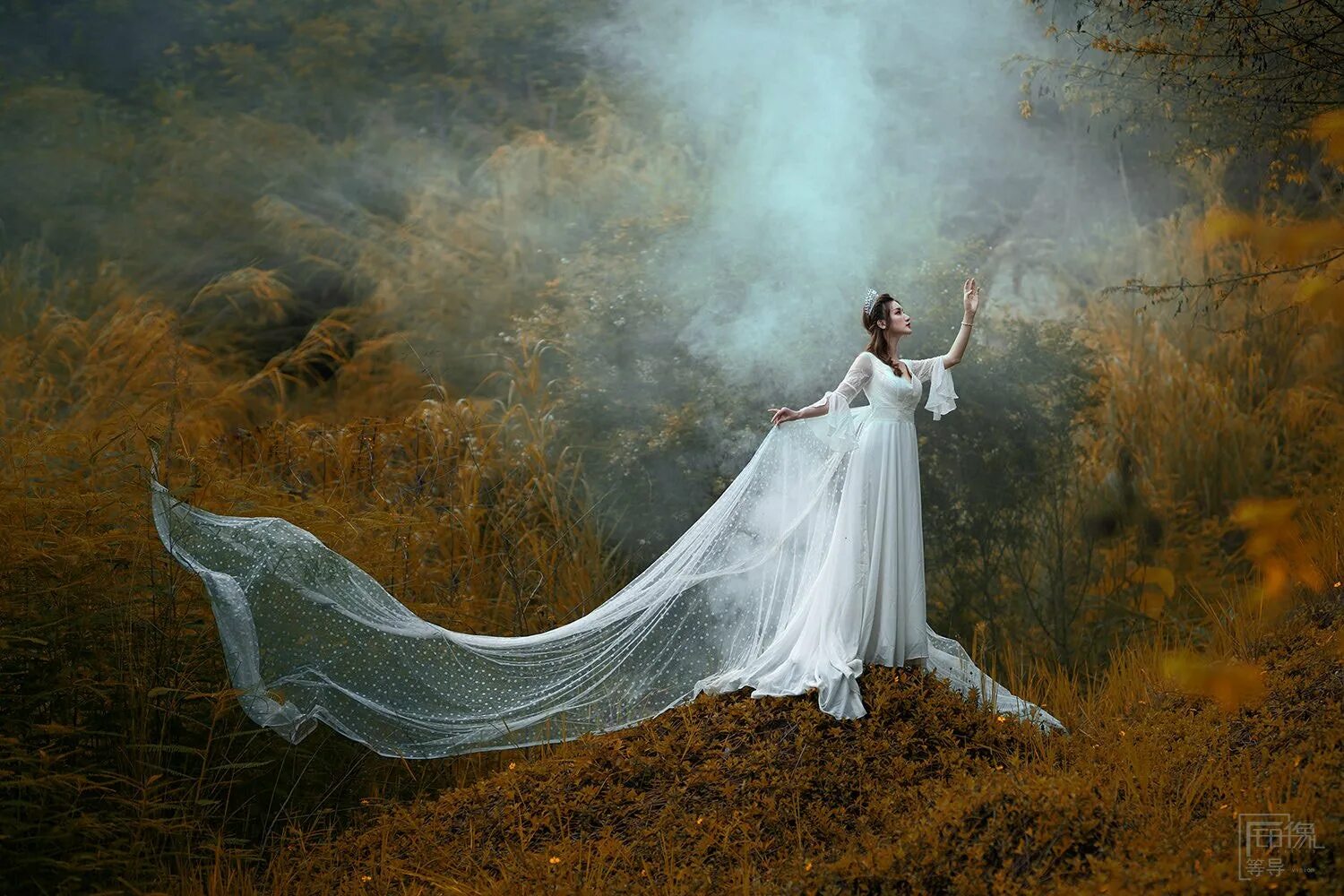 Туман романтика. Девушка в тумане. Девушка в белом платье в тумане. Невеста в тумане. Красивый образ в тумане.