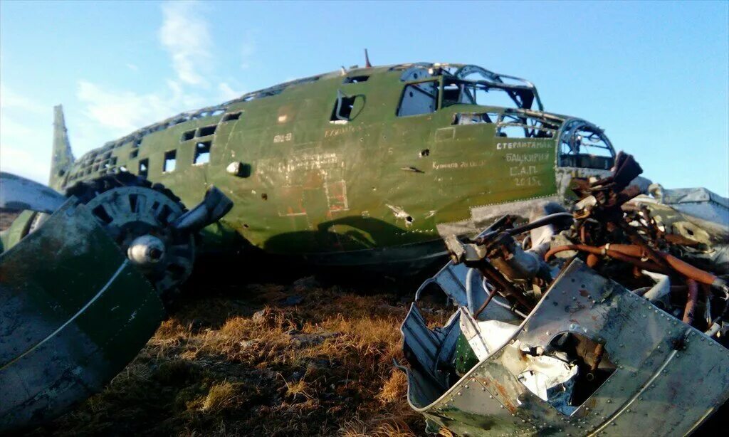 Упал военно транспортный самолет. Самолет ли 2 на острове Ратманова. Разбитый самолет ли 2. Ли 2 на острове Диомида. Ил 2 на острове Ратманова.