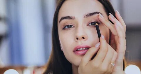 Девушка чтобы делать макияж