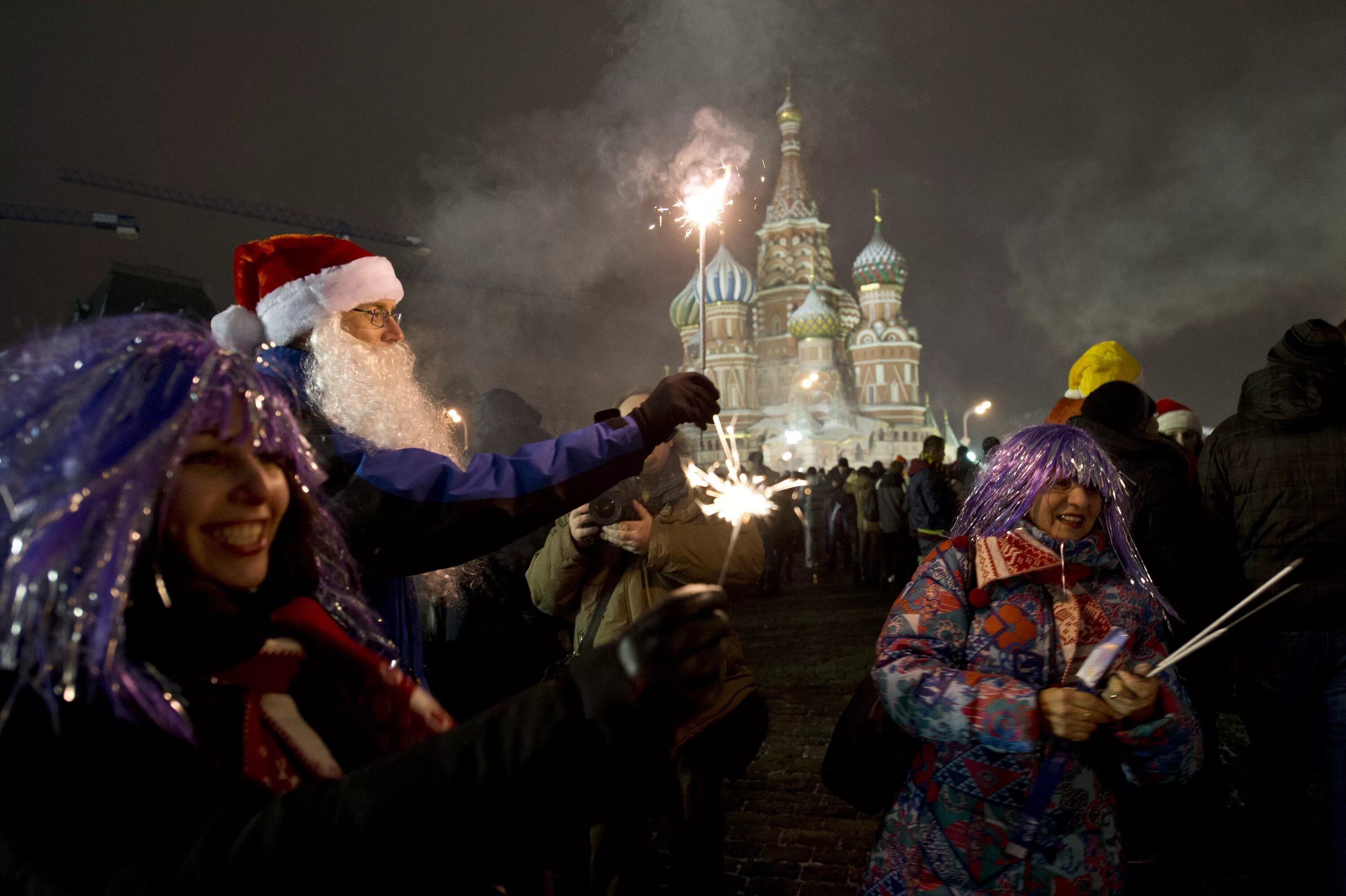 Празднование нового года. Празднование нового года в России. Люди отмечают новый год. Праздник новый год в России. Кто раньше встречает новый год