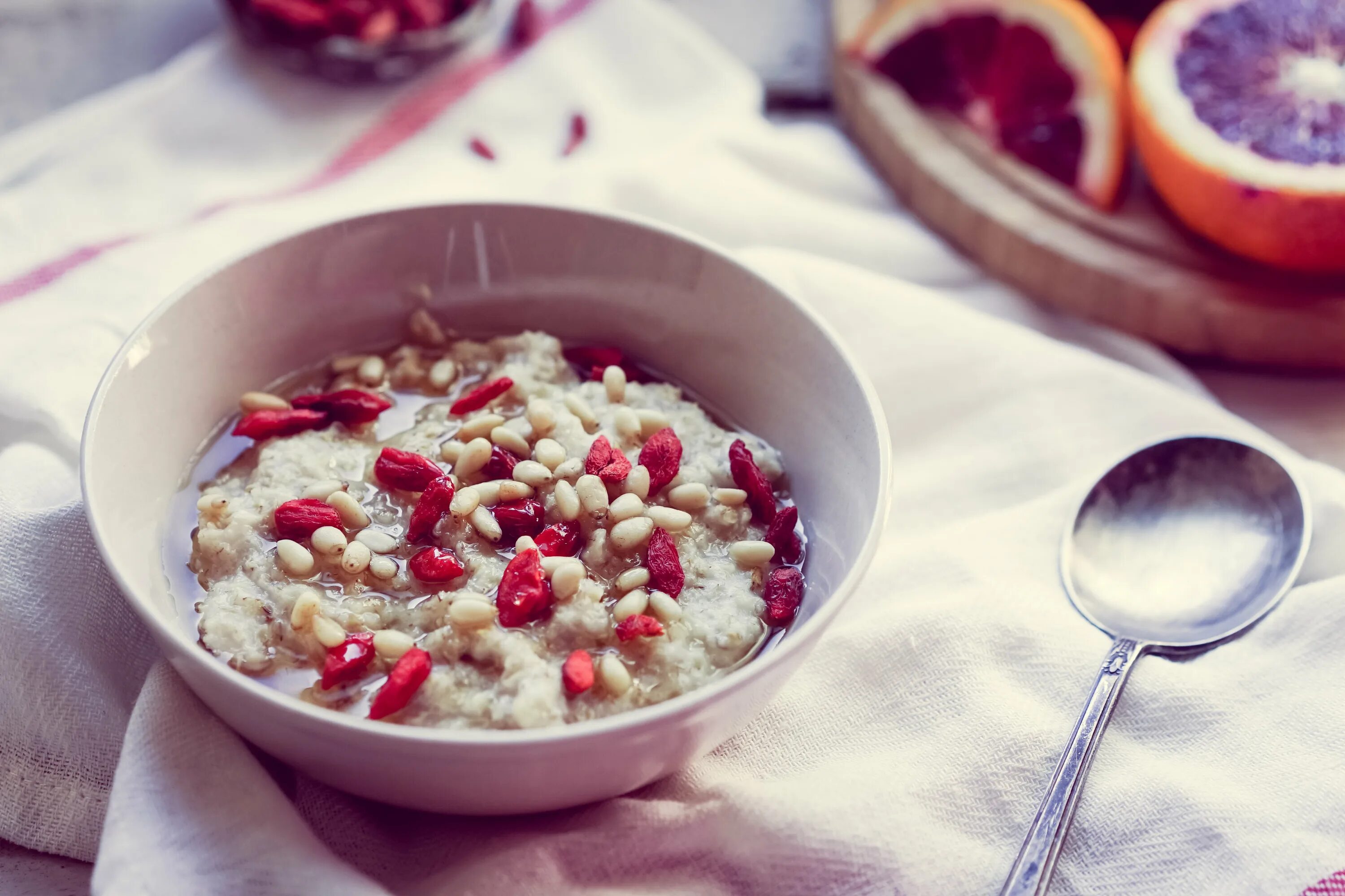 Завтрак каша какао. Porridge (овсяная каша). Овсяная каша с ягодами. Овсянка с ягодами. Овсянка с фруктами.