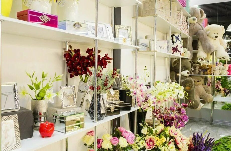 Цветочный магазин. Красивые магазины цветов. Оригинальные цветочные магазины. Цветочная лавка в санкт. Витрина с цветами.