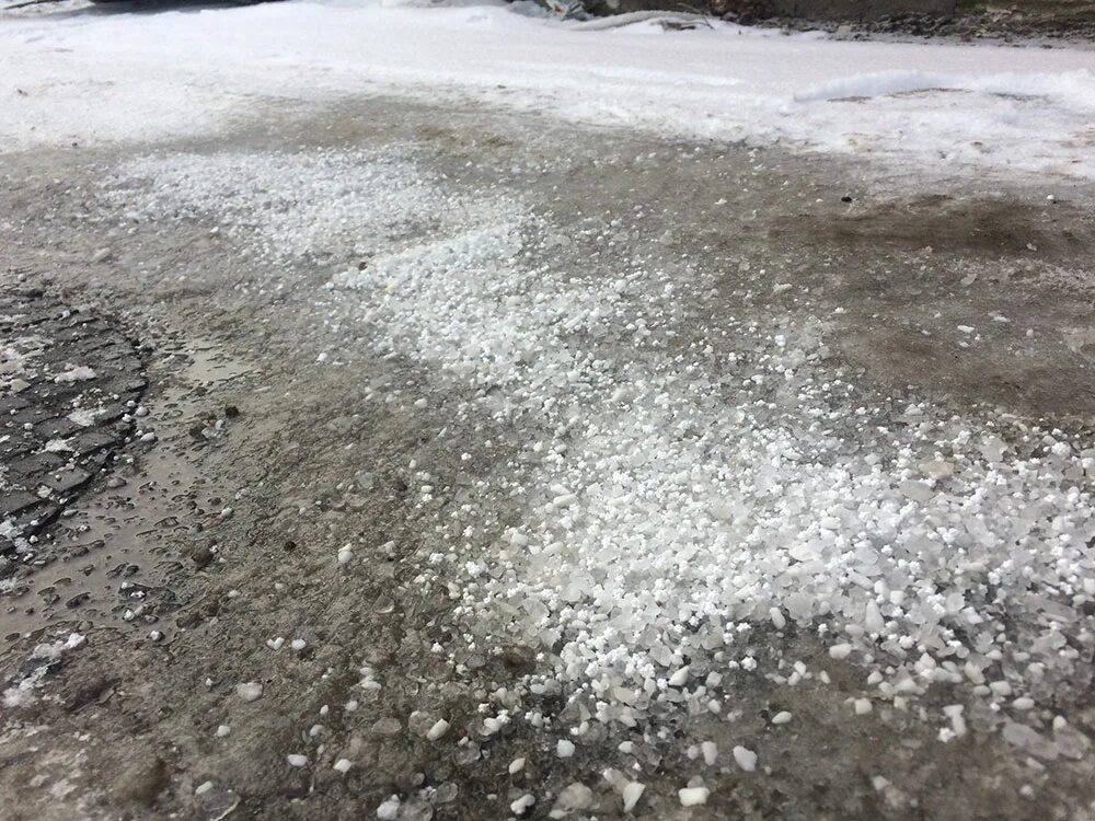 посыпать реагенты. противогололедные реагенты на дорогах. реагенты для таяния снега. соль реагент для дорог. соль для посыпки дорог.