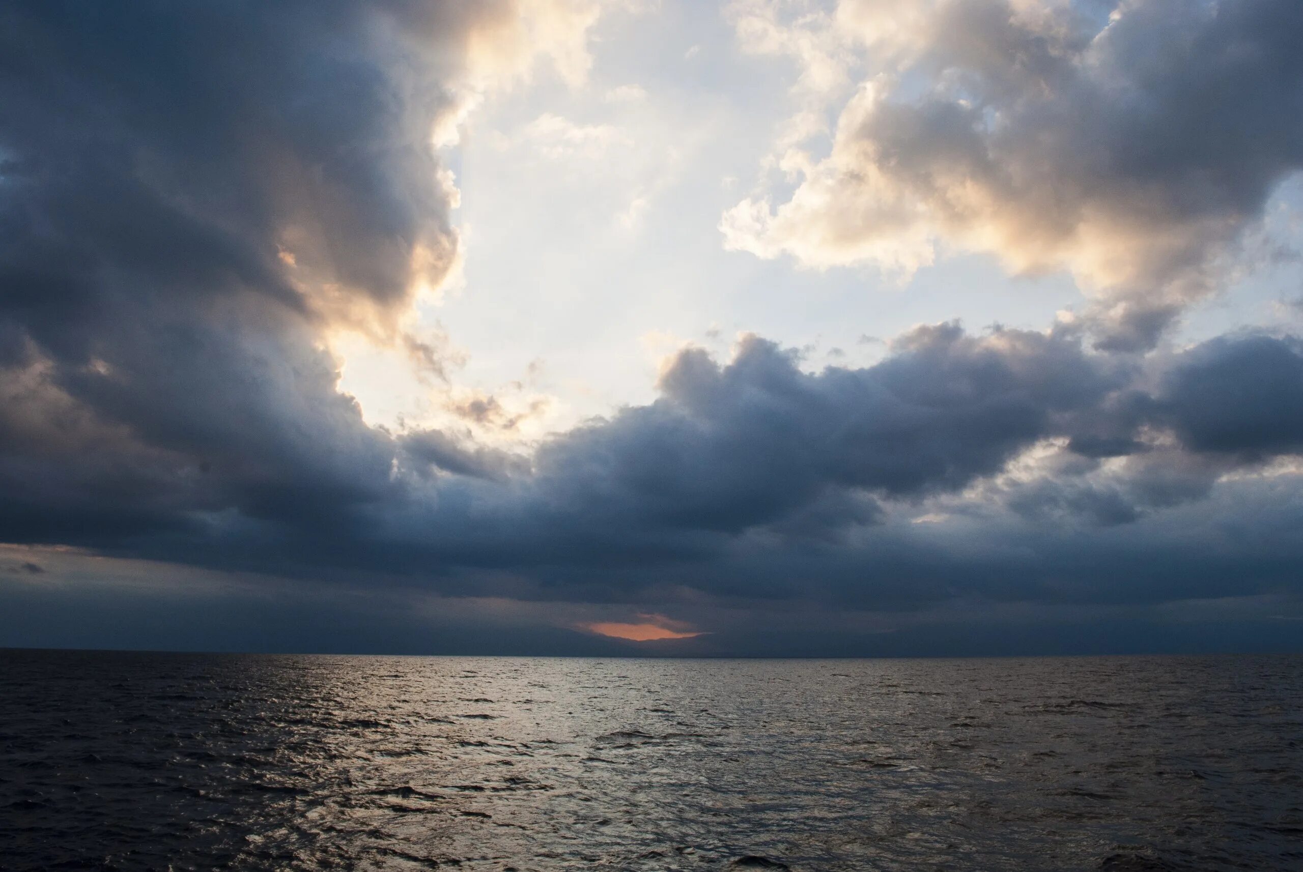 Облака бегут над морем значение. Облака над морем. Кучевые облака над морем. Тучи над морем. Пасмурное небо.