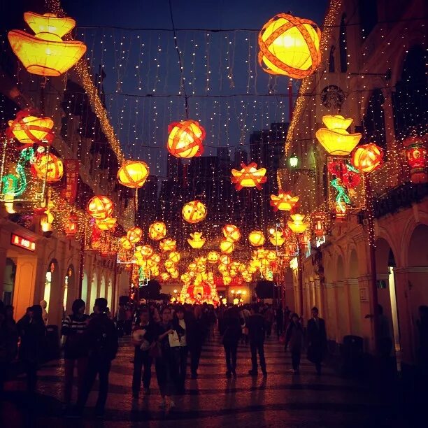 украшение дачи гирляндами. гирлянда на террасе. украшена фонариками. огни на никольской улице в москве. китайские фонарики бумажные.