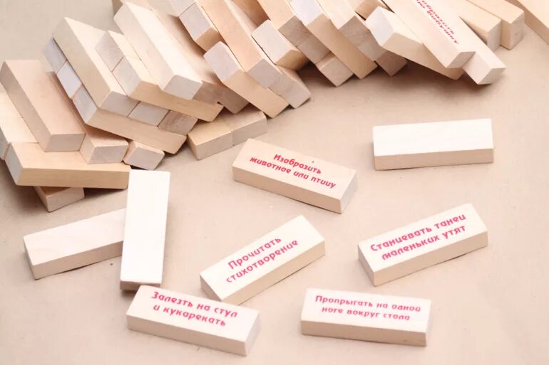 Jenga игра. Башня вытаскивать. Игра кубики дженга кубики. Игра деревянная башня дженга. Игра в деревяшки башня.